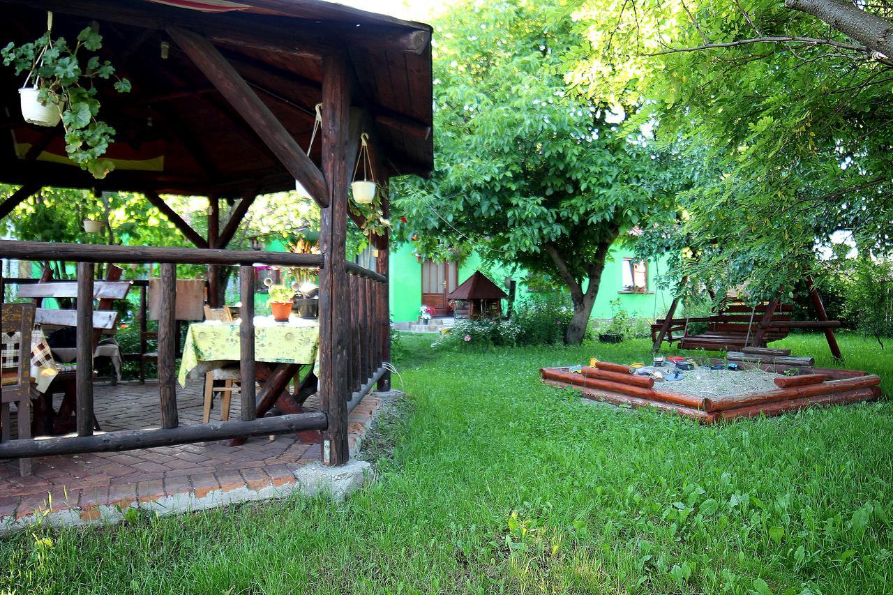 Csergo Ildiko Vendeghaz Hotel Lazarea Exterior photo