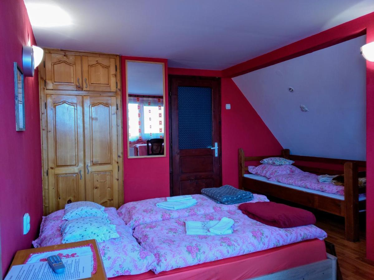 Csergo Ildiko Vendeghaz Hotel Lazarea Exterior photo