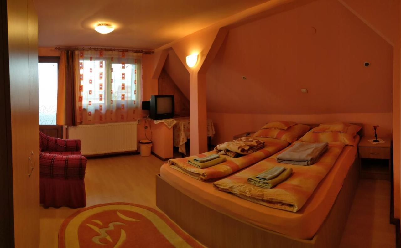 Csergo Ildiko Vendeghaz Hotel Lazarea Exterior photo
